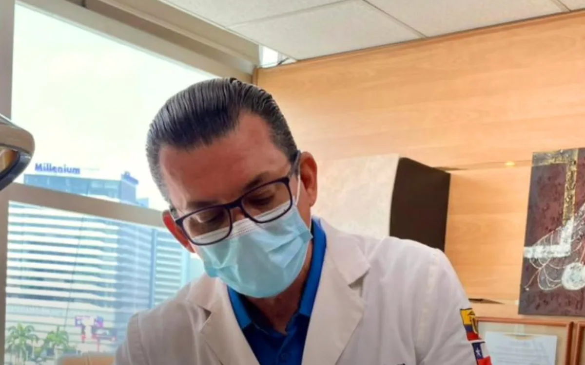 El Dr. Marcelo Larco atendiendo a un paciente en Oraldent