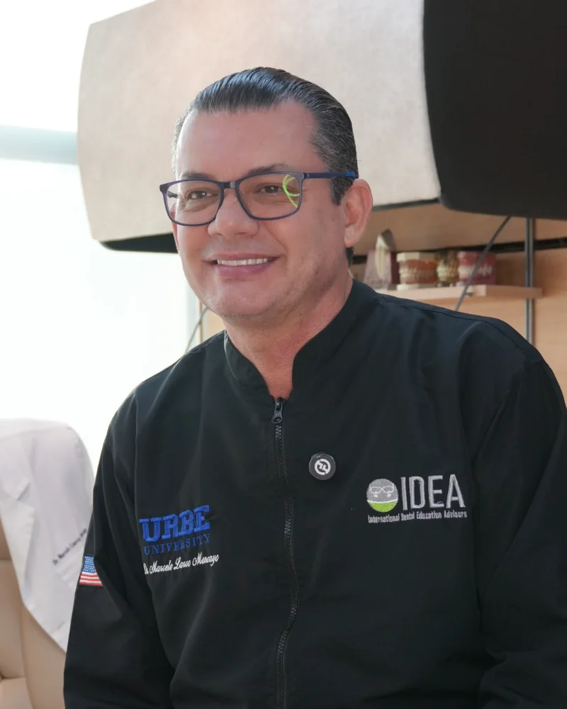 Dr. Marcelo Larco Moncayo en su clínica