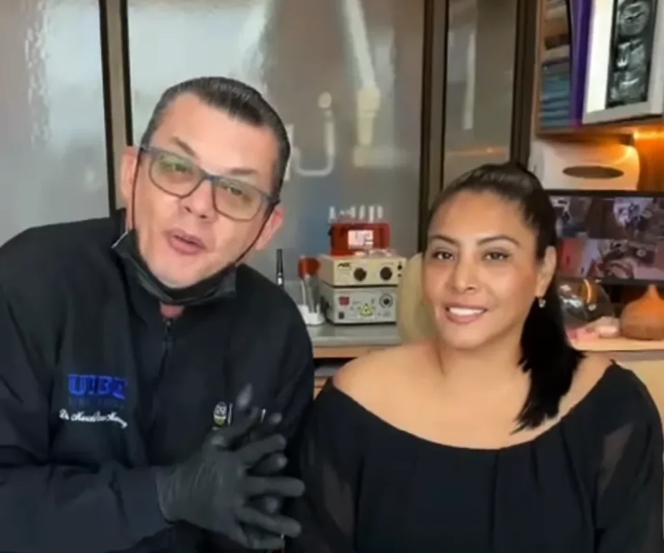 Magaly con el Dr. Marcelo Larco en el consultorio