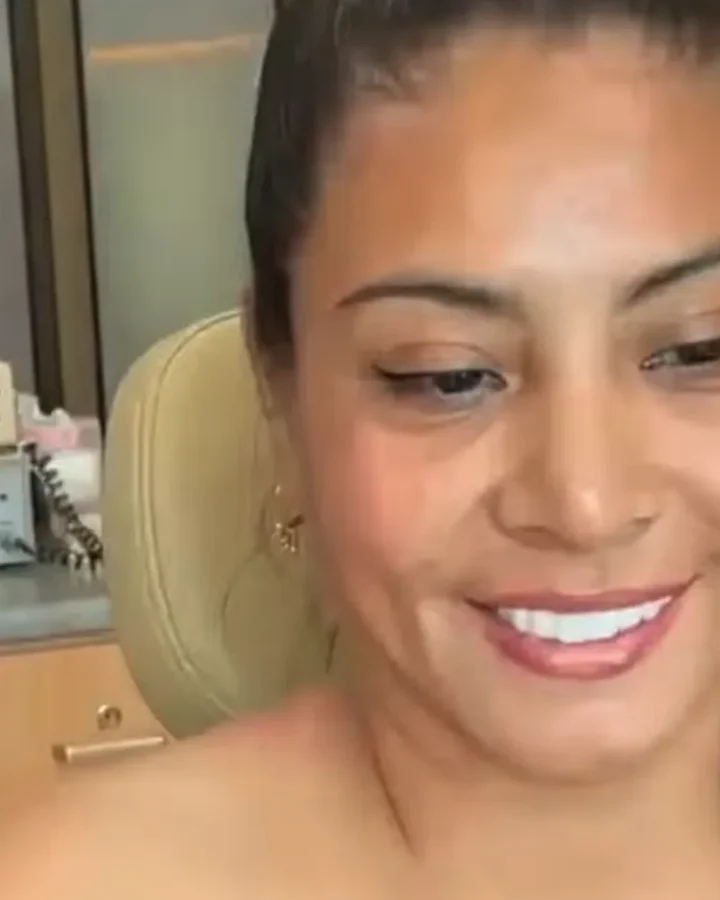 Magaly sonriendo después de renovar su sonrisa